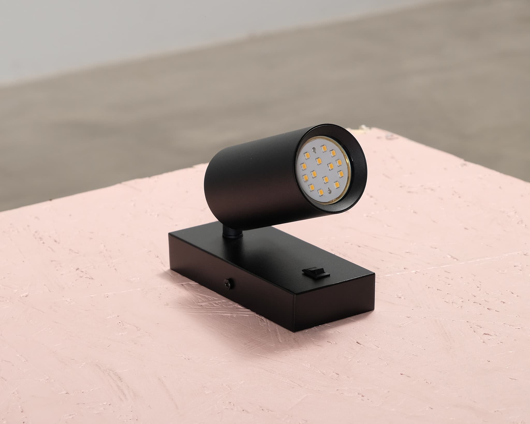 Seinävalaisin musta