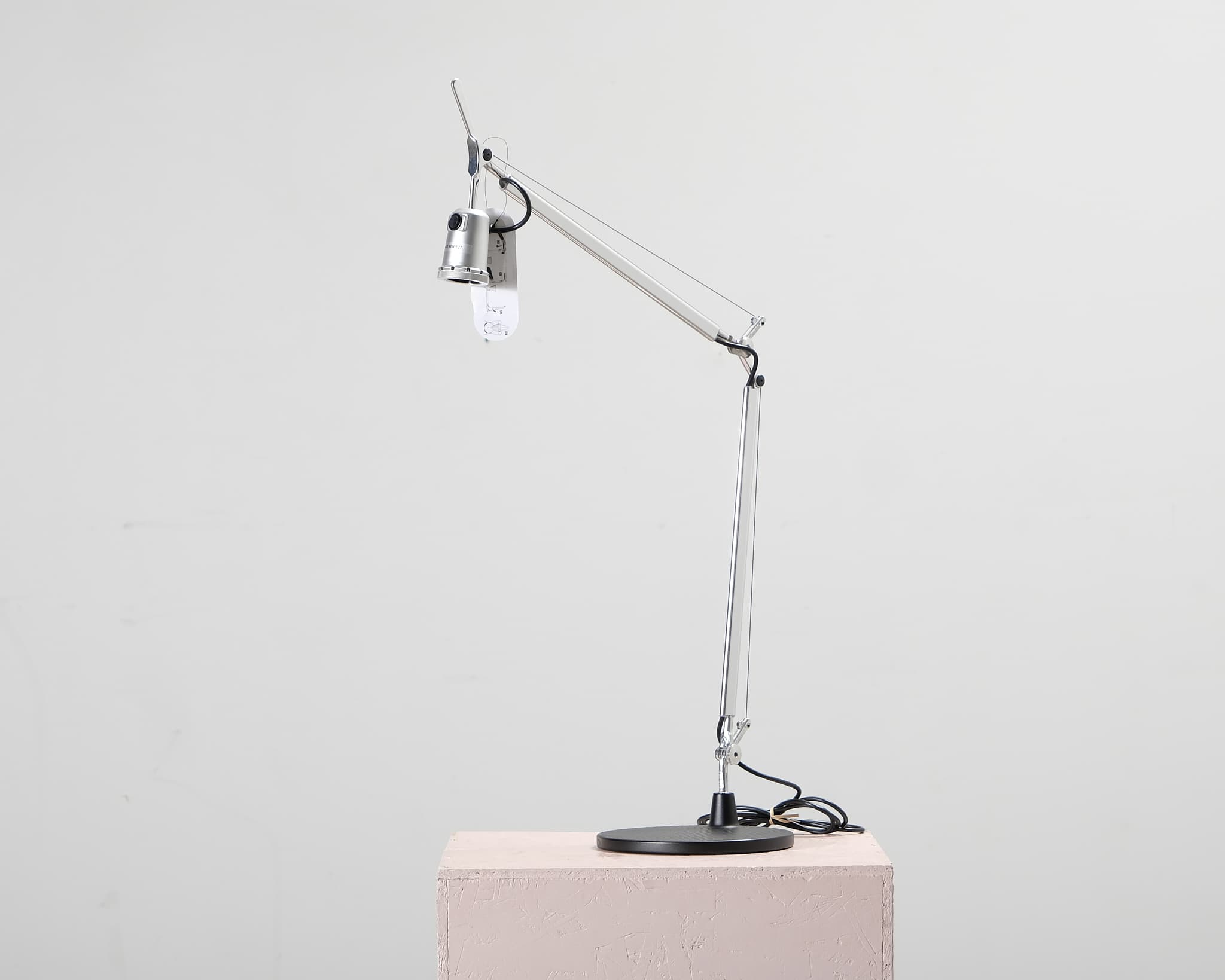 Artemide pöytävalaisin – Artemide