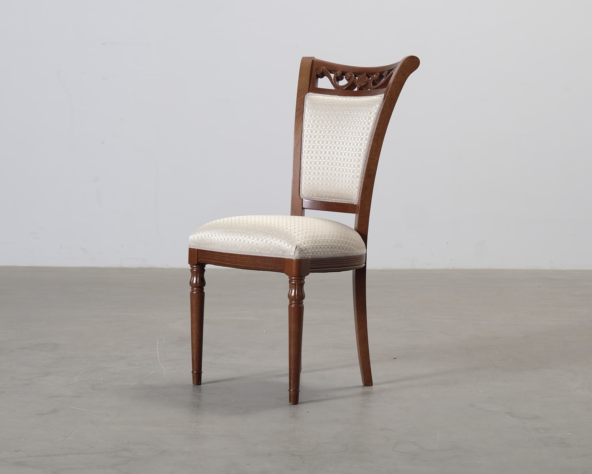 Puinen ruokatuoli beigellä kangasverhoilulla