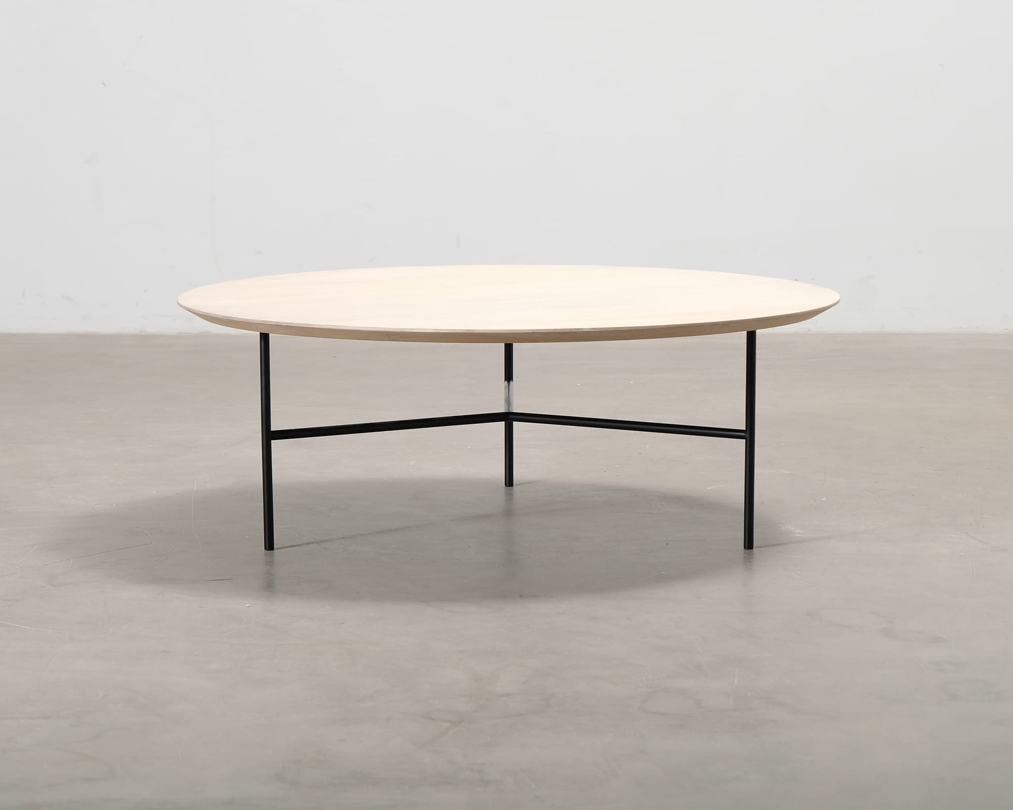 Mavis Tribeca sohvapöytä ø 110 cm saippuoitu tammi/musta – Mavis