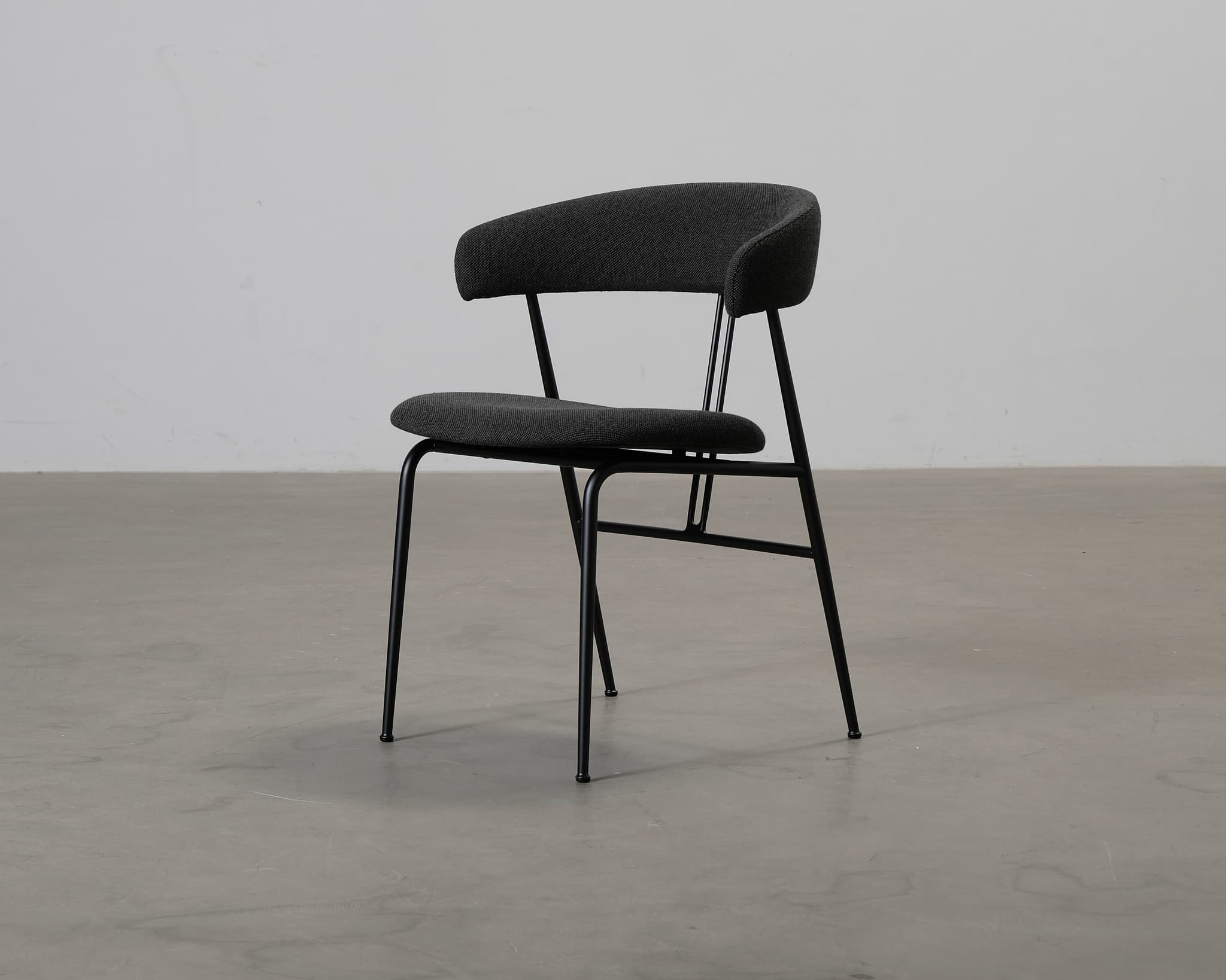 GUBI Violin tuoli musta – GUBI