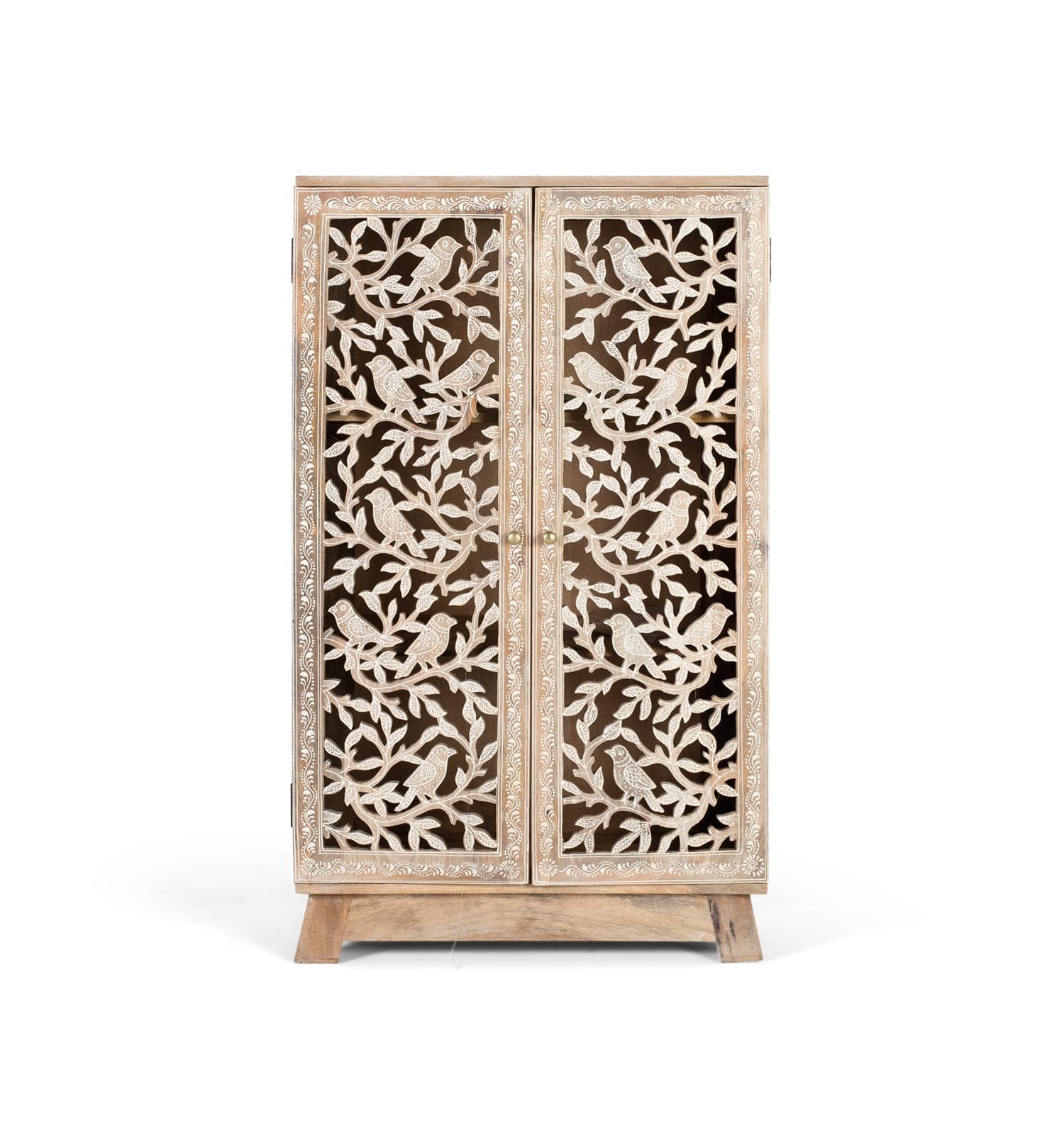 Mangopuusta valmistettu lipasto, jossa on käsin veistetyt ovet