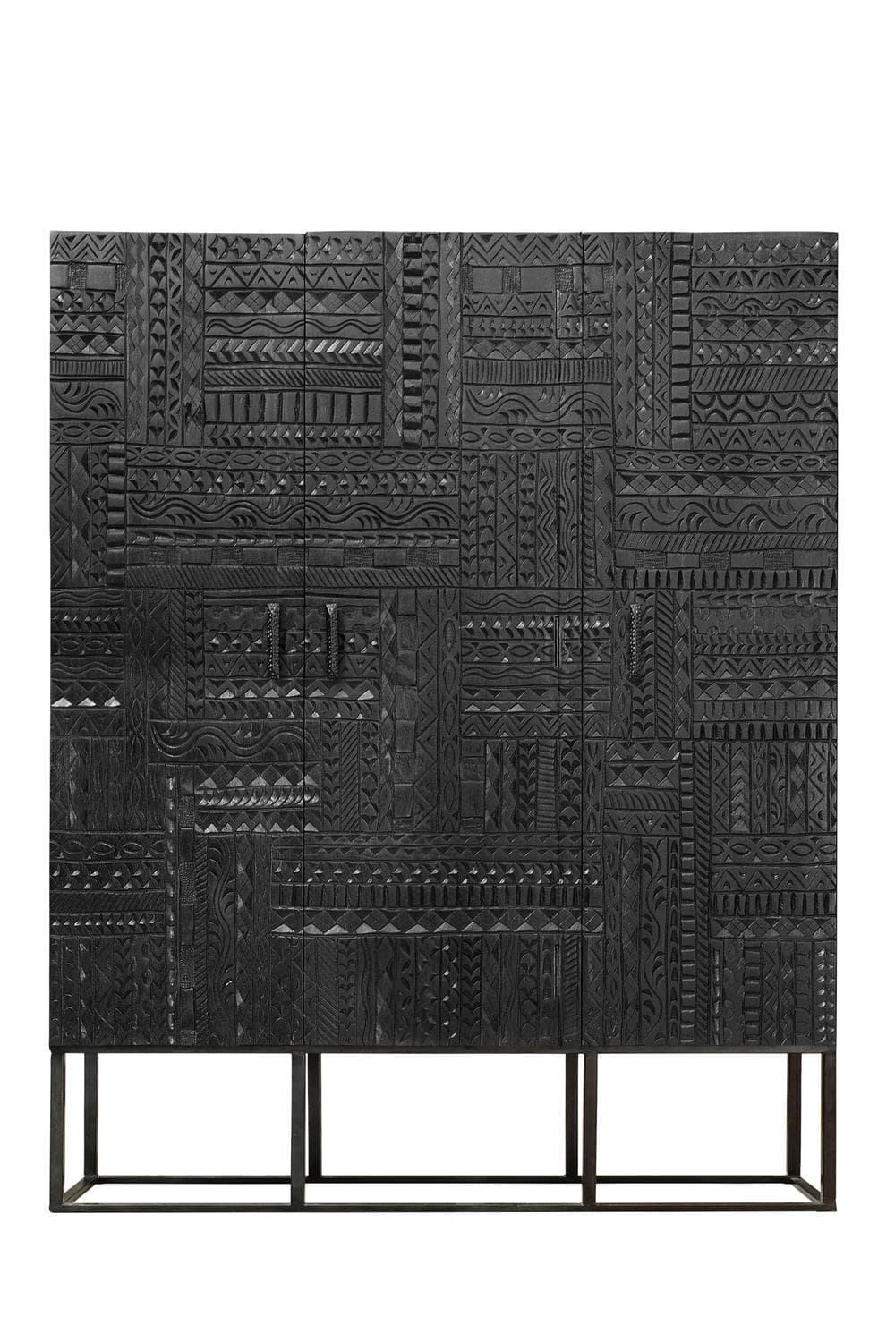 Mangopuusta ja tummasta pähkinäpuusta valmistettu metallinen senkki