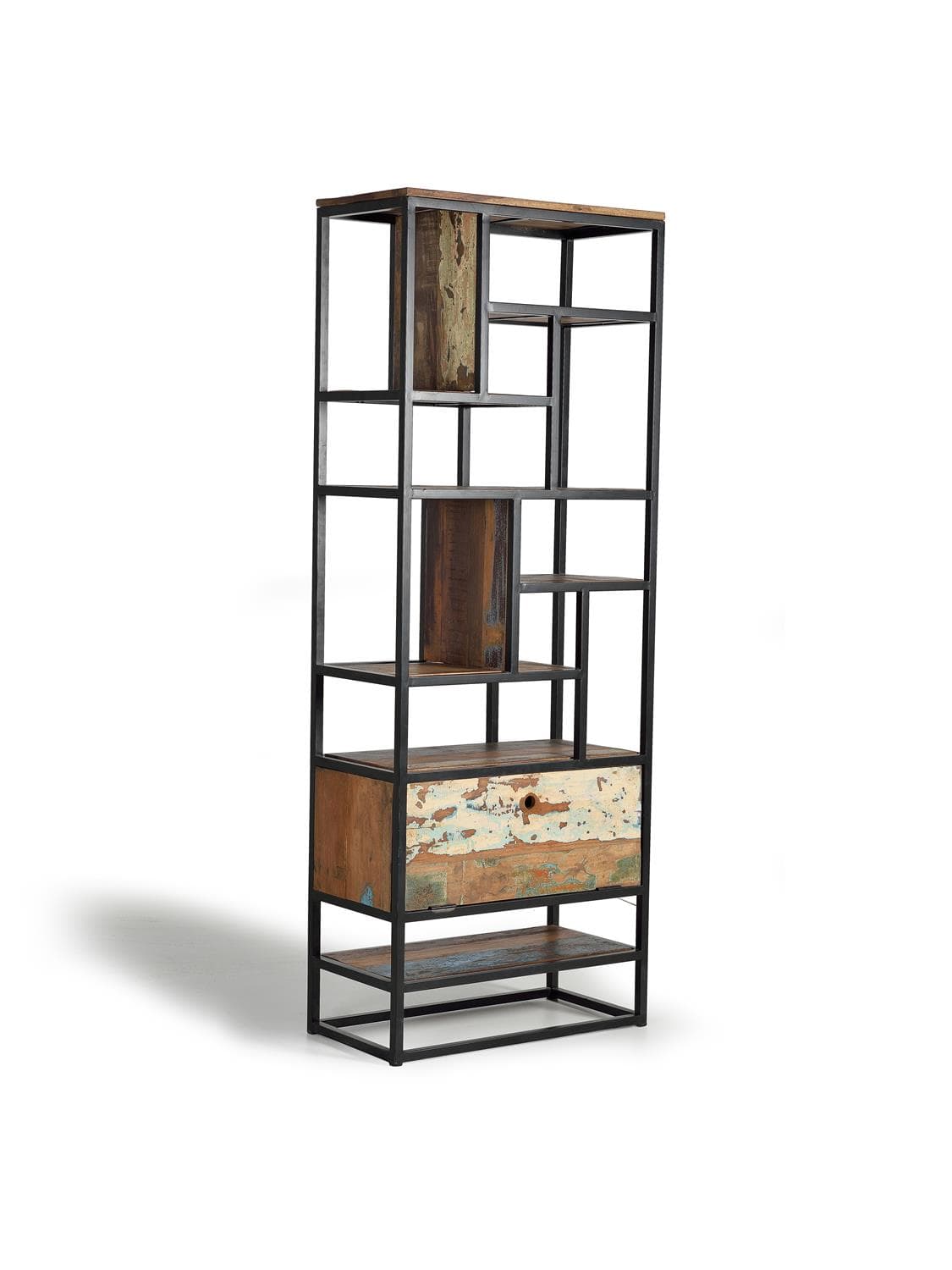 Kirjahylly kierrätetystä puusta ja tummasta metallista – Giner y Colomer