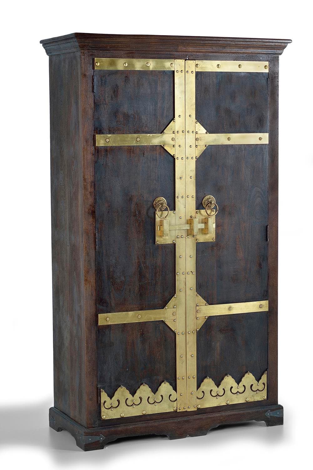 Puinen vaatekaappi, jossa pronssinväriset yksityiskohdat tummassa pähkinänvärissä