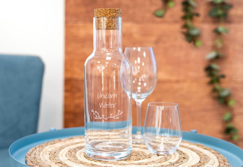 smartphoto Kaiverrettu vesikarahvi korkilla – smartphoto