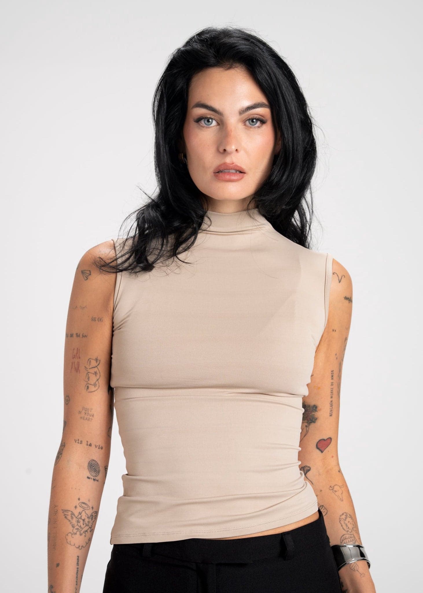 Petra Fitted High-Neck Top Beige – GUAJA.