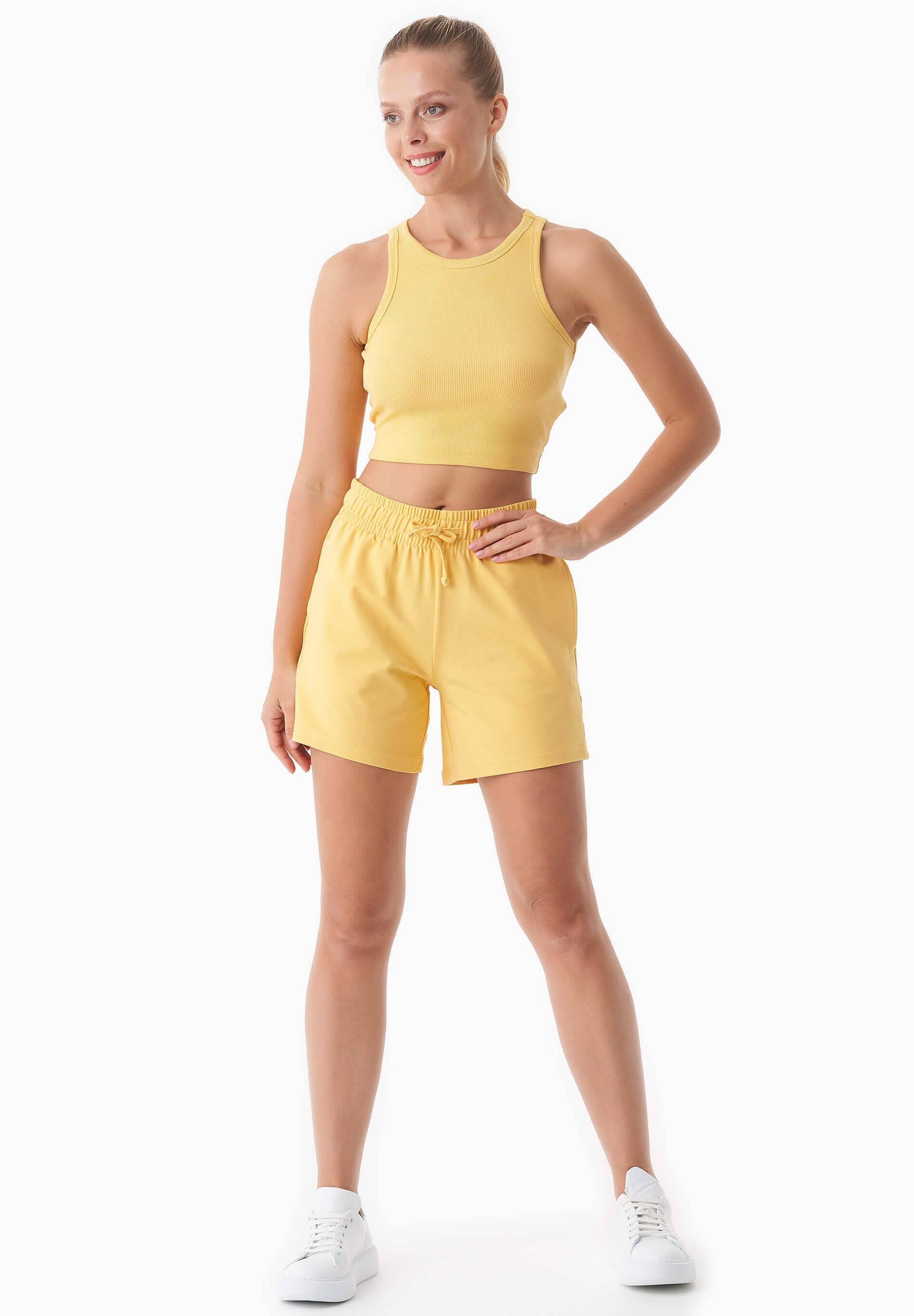 Sabbrina Collegeshortsit Saffron – ORGANICATION