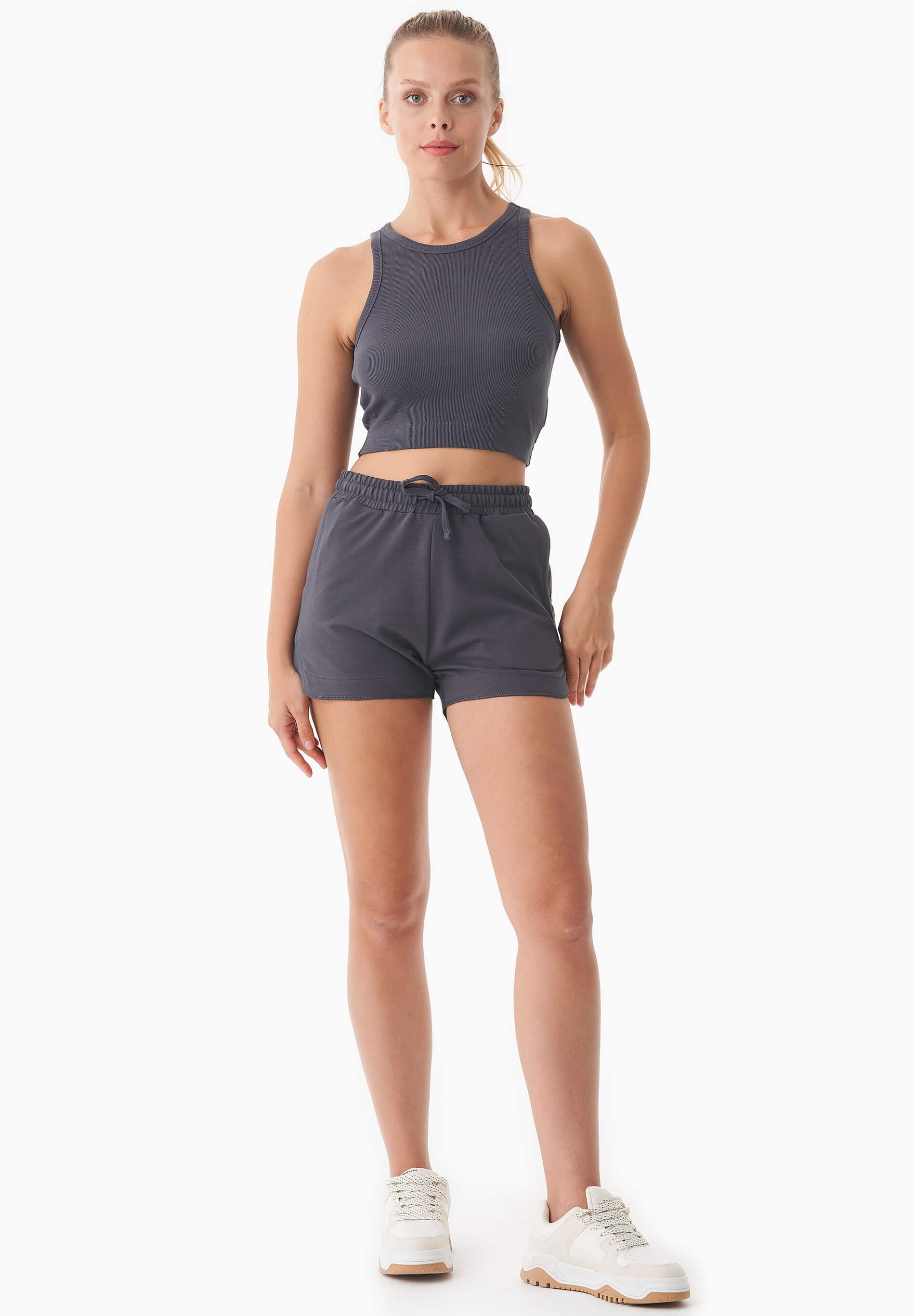 Sanndra Collegeshortsit Shadow – ORGANICATION