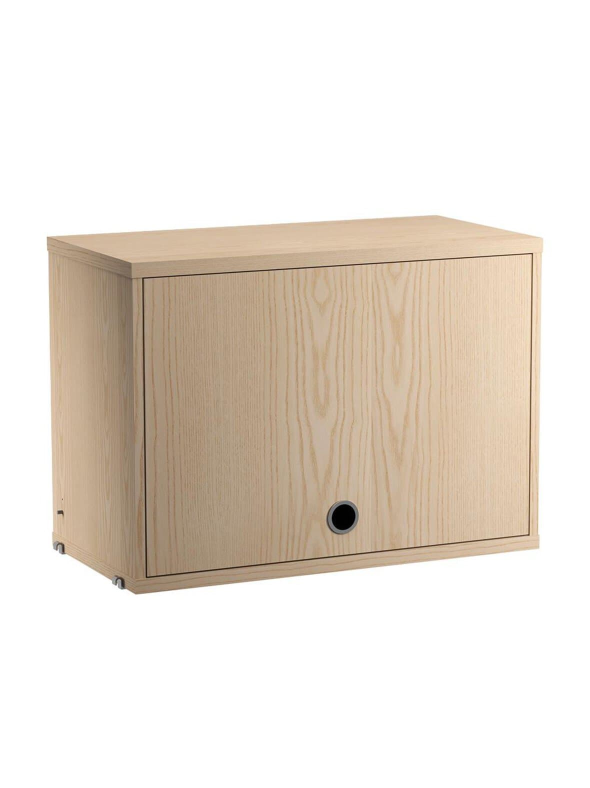 String-kaappi kippiovella saarni 58 x 30 cm – String Furniture