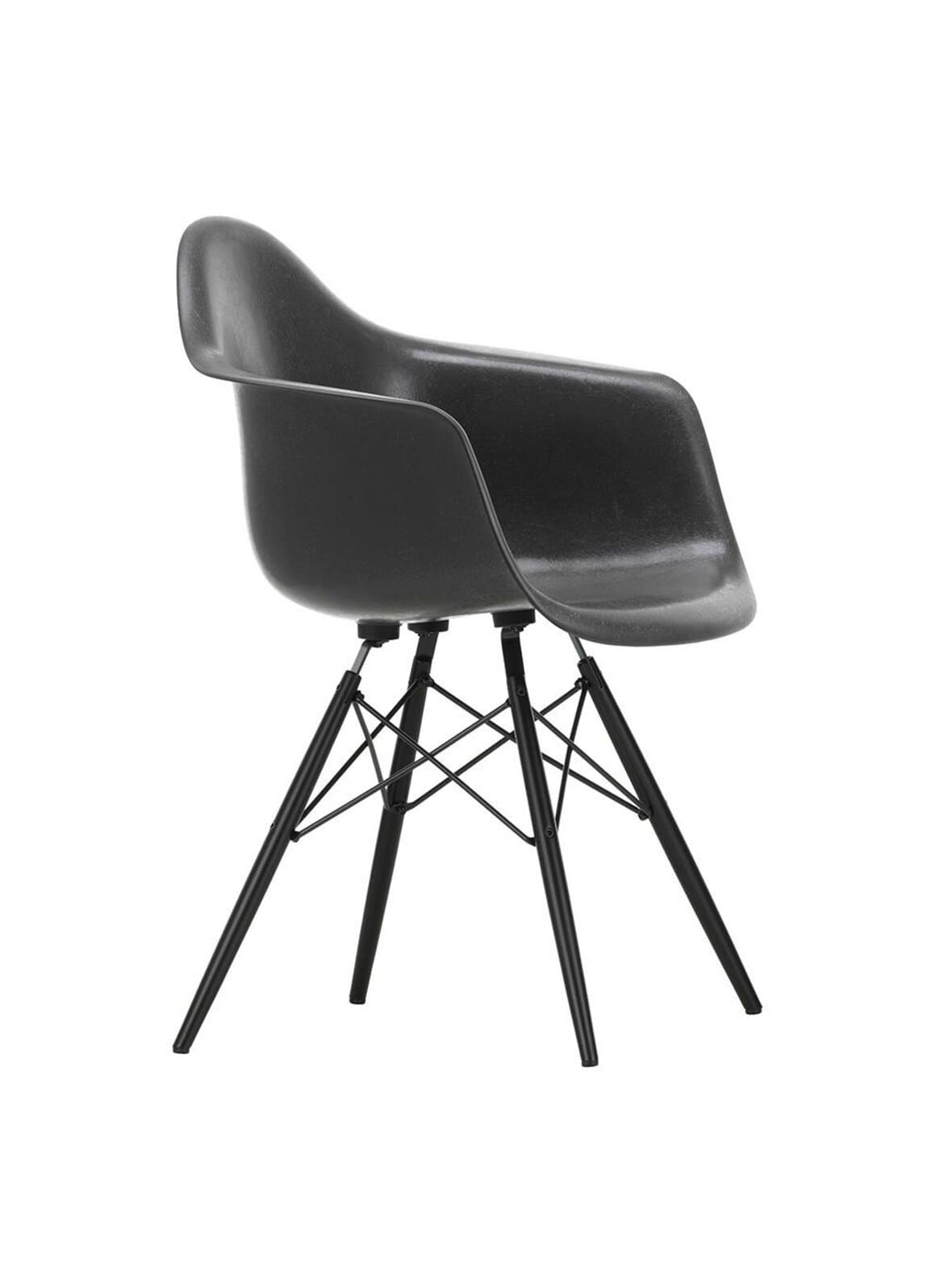 Eames daw fiberglass -tuoli elephant grey/musta vaahtera – Vitra