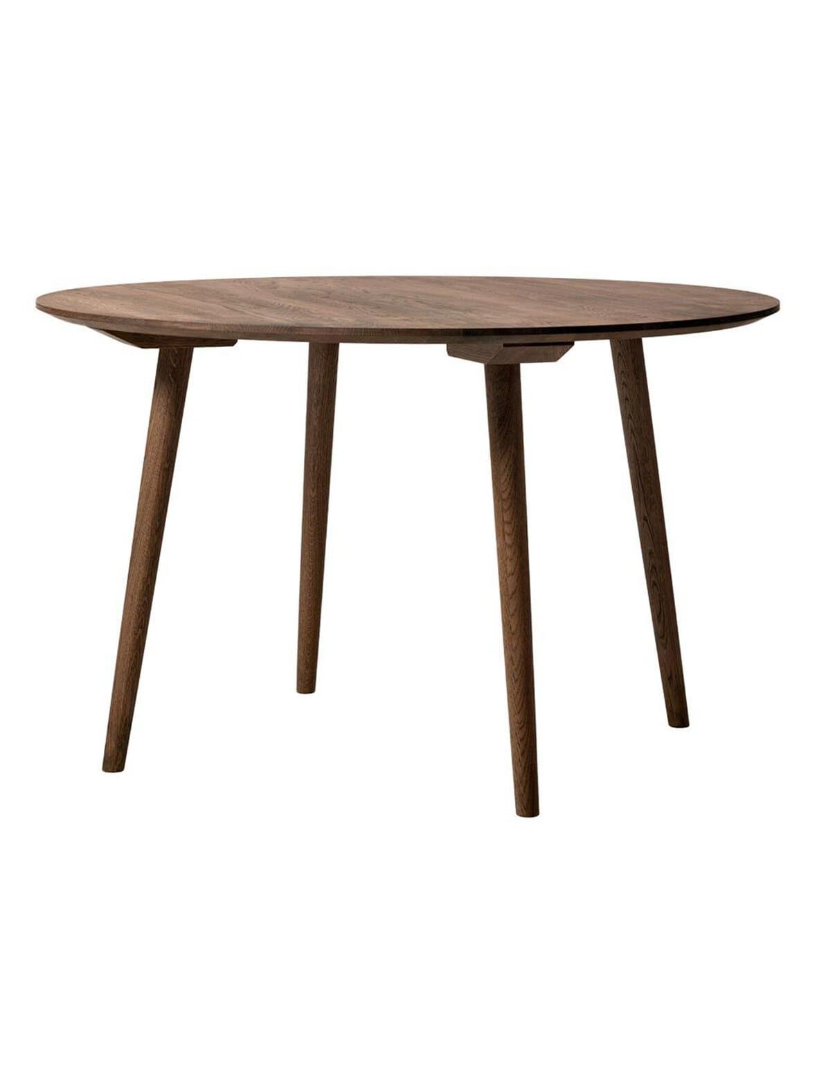 In between sk4 -ruokapöytä savutammi ⌀ 120 cm – &Tradition