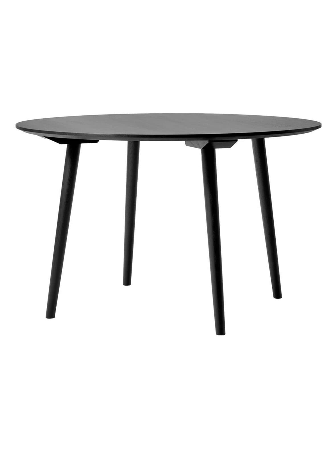 In between sk4 -ruokapöytä musta tammi ⌀ 120 cm – &Tradition