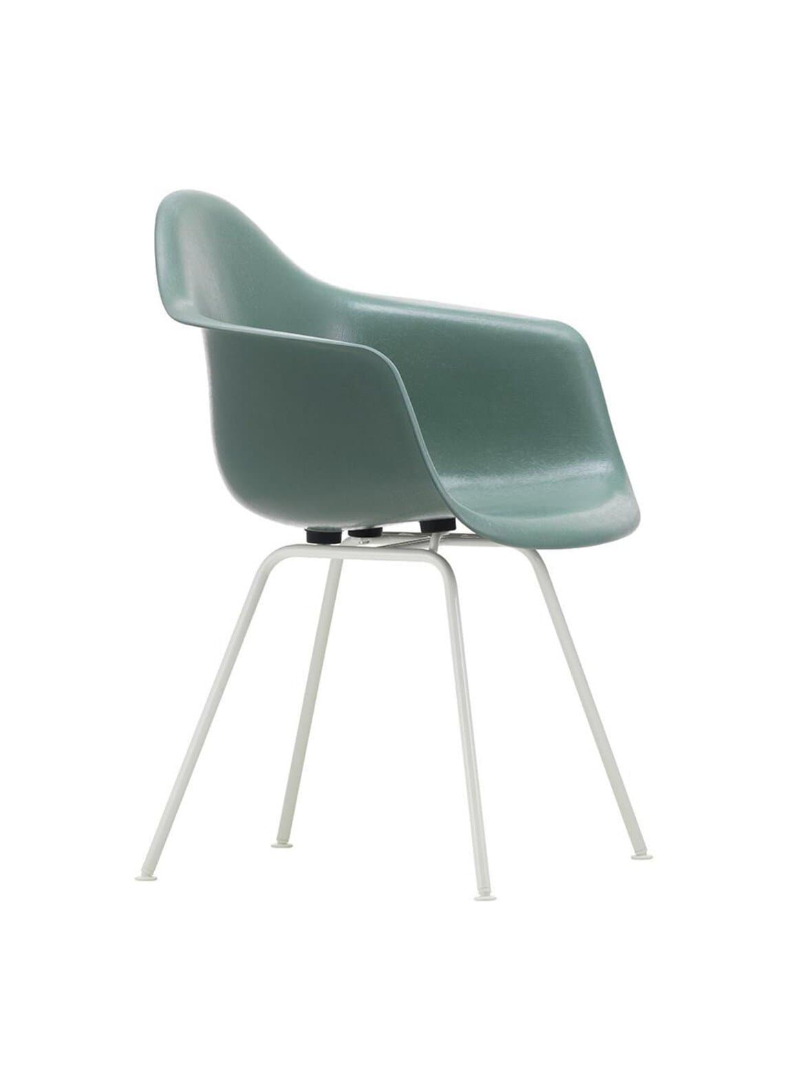 Eames dax fiberglass -tuoli käsinojilla sea foam green/valkoinen – Vitra