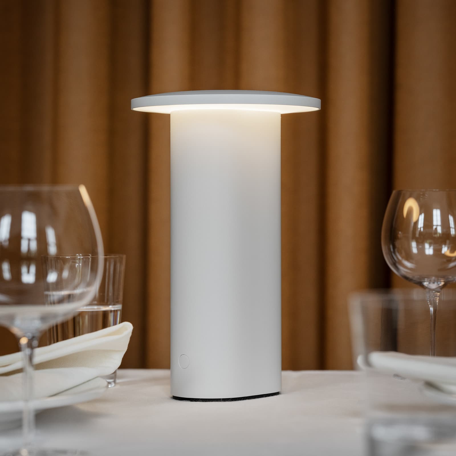 Solea LED-akkukäyttöinen pöytävalaisin, valkoinen alumiini, IP44 Solae FRITZ HANSEN - Olohuone - Moderni - Yksilamppuinen – FRITZ HANSEN