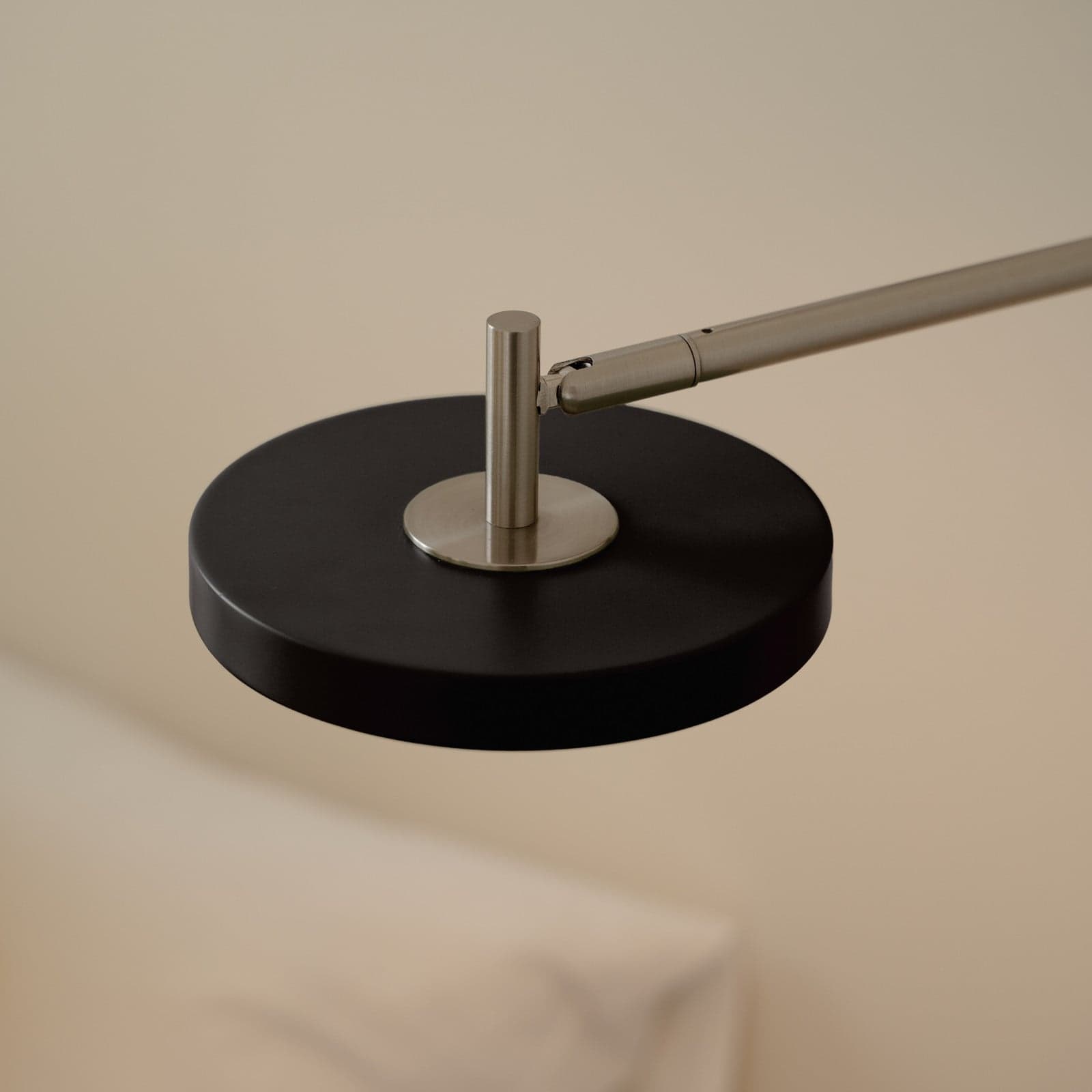Asteria Long LED-seinävalaisin, musta, teräs, pistokkeella UMAGE - Olohuone - Design - Metalli - Yksilamppuinen – UMAGE