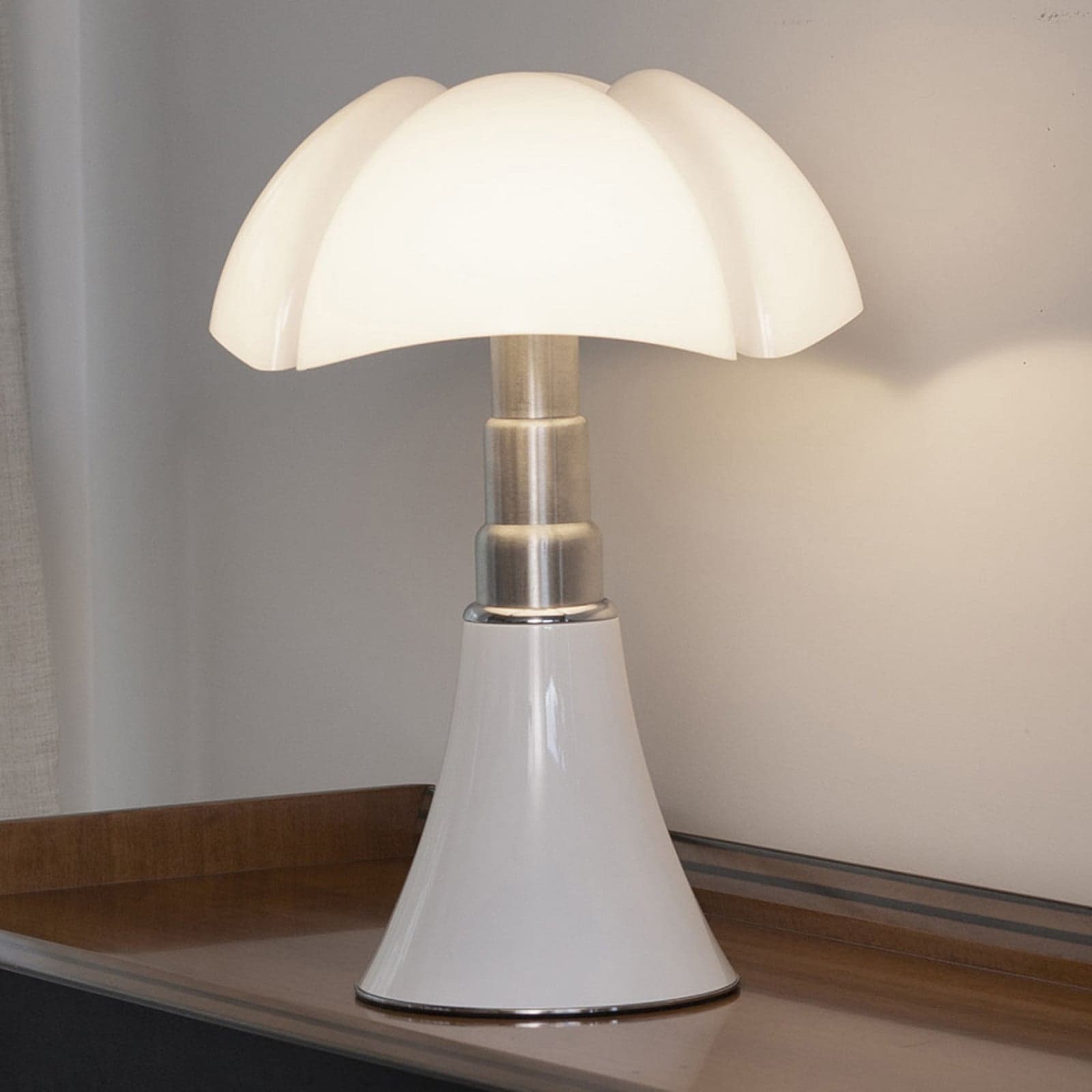 Pipistrello Med pöytälamppu, himmennin, valkoinen Martinelli Luce - Olohuone - Design - Metalli - Varjostimella – Martinelli Luce