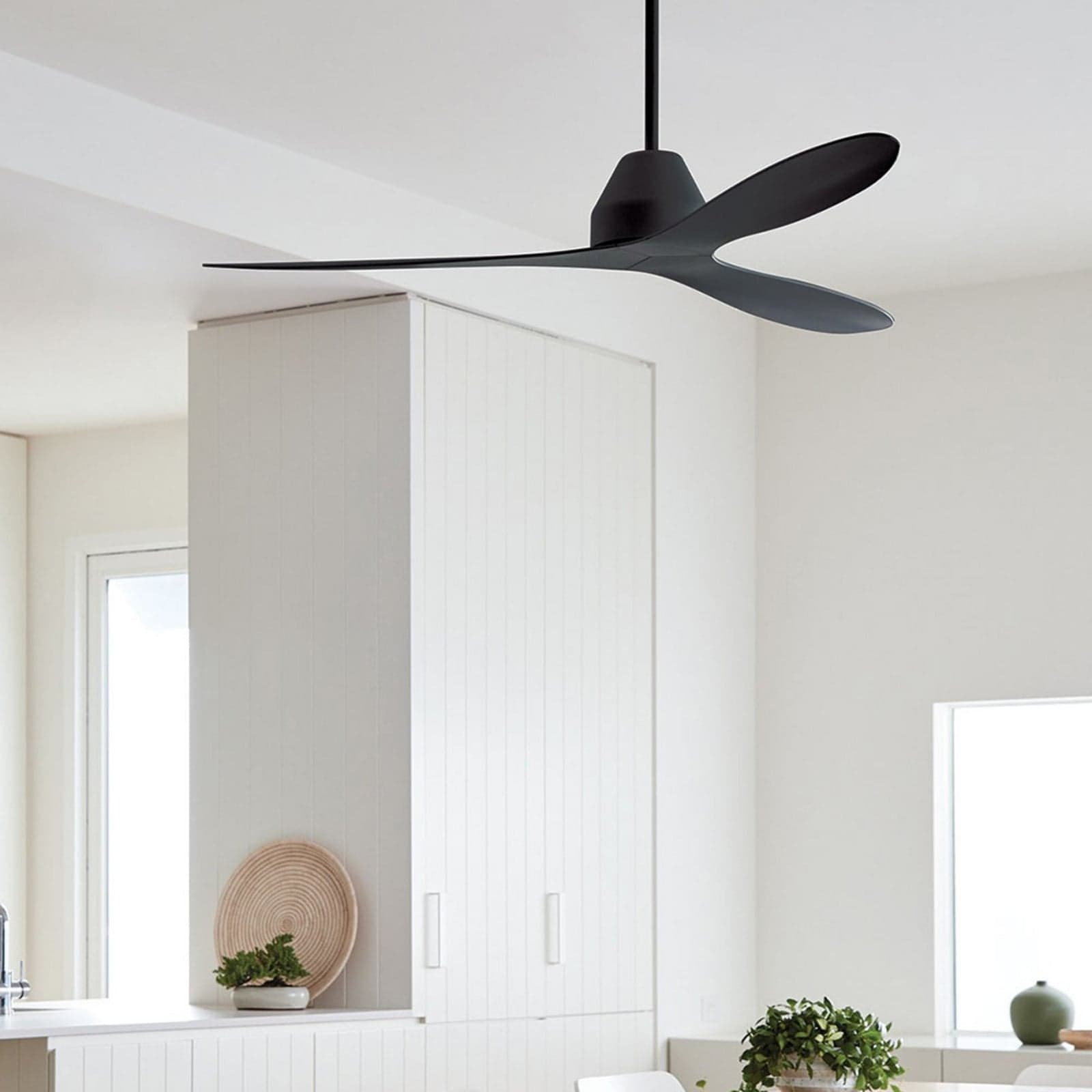 Whitehaven-kattotuuletin, musta, DC, halkaisija 142 cm – Beacon Beacon Lighting - Olohuone - Moderni - Muovi – Beacon Lighting