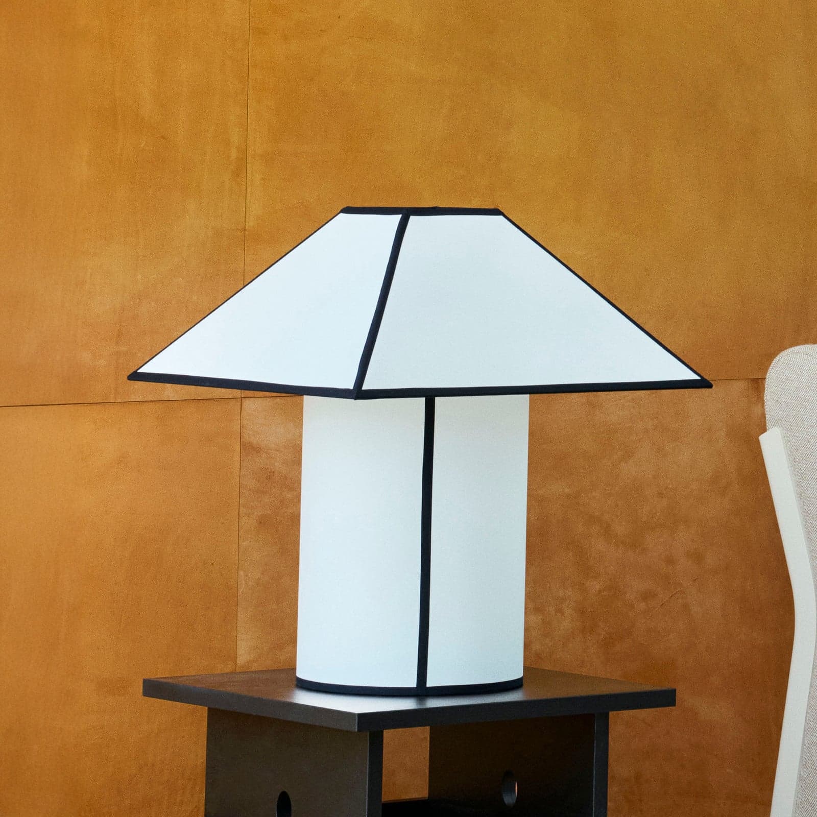 Ava-pöytävalaisin, korkeus 32 cm, valkoinen/musta, E27 HAY - Olohuone - Design - Muovi - Yksilamppuinen – HAY