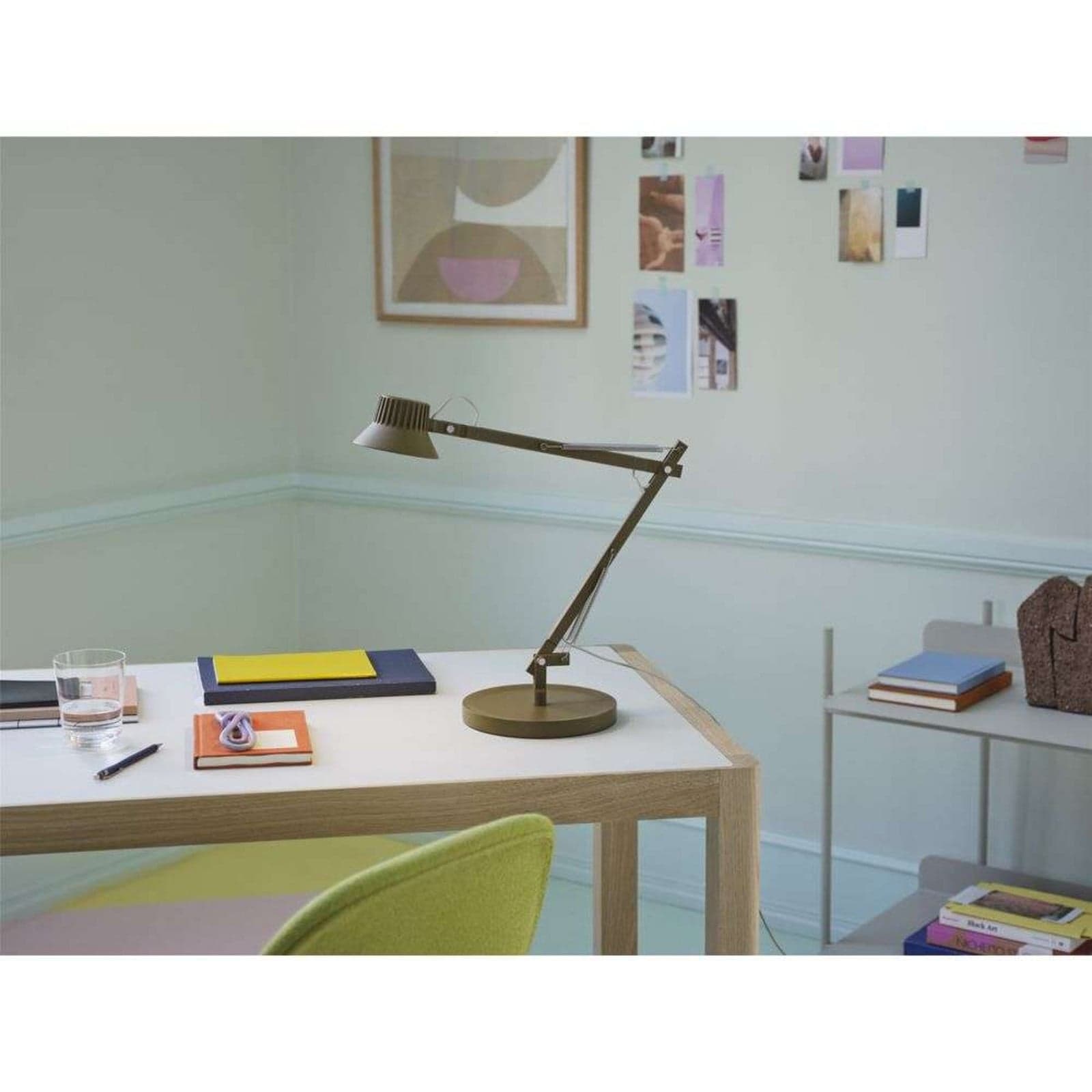 Dedicate Pöytävalaisin S2 Brown Green Muuto - Työhuone / toimisto - Alumiini – Muuto