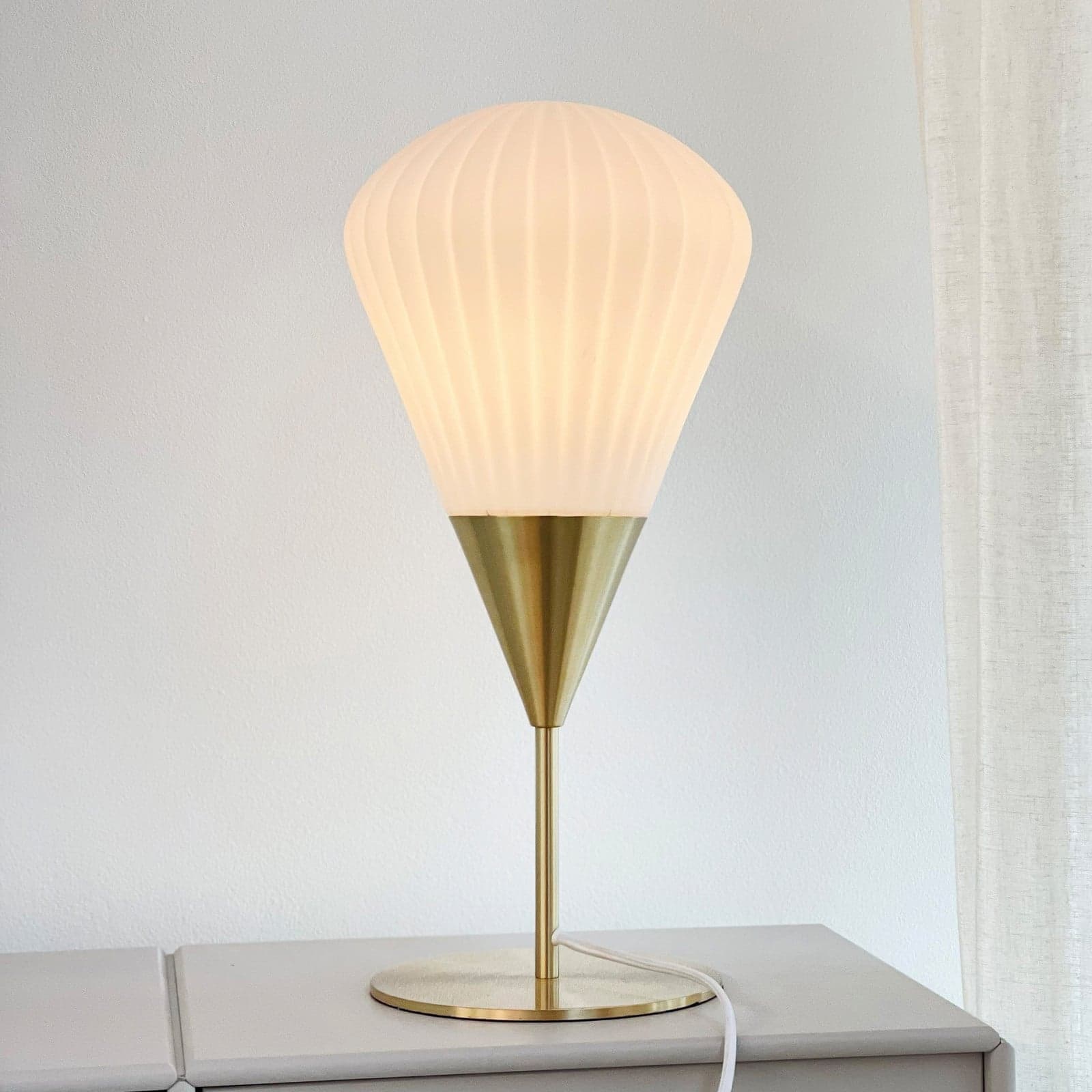 Ballon pöytävalaisin Opal/Messing Dyberg Larsen - Olohuone - Design - Metalli - Varjostimella – Dyberg Larsen