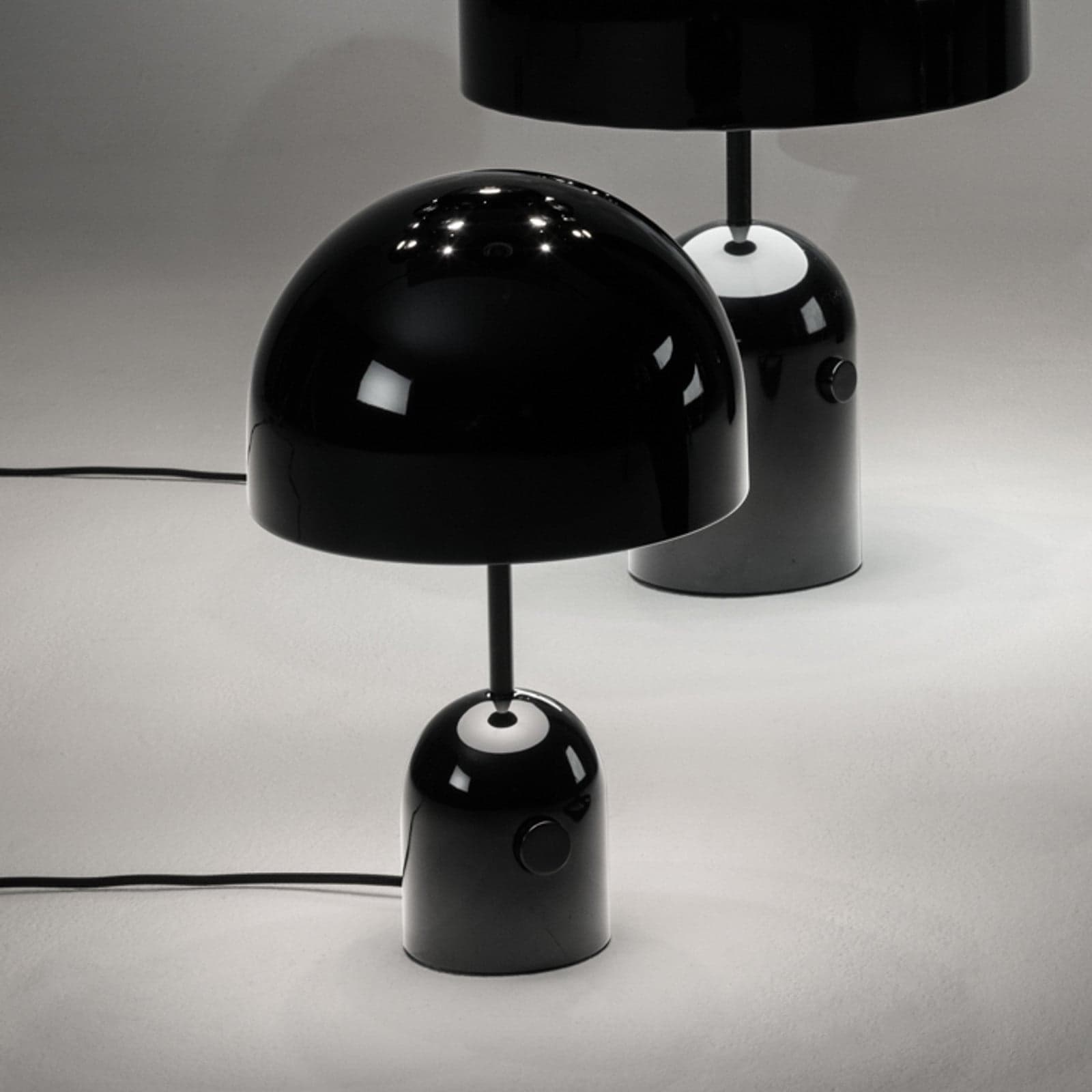Bell pöytävalaisin H42,5 musta Tom Dixon - Olohuone - Design - Metalli - Varjostimella – Tom Dixon