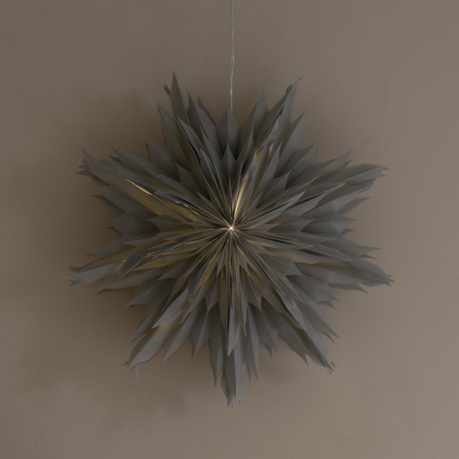 Oslo-paperitähti, harmaa, halkaisija 60 cm, paperi – Watt & Veke Watt & Veke - Olohuone - Design - Paperi / pahvi - Kukka – Watt & Veke