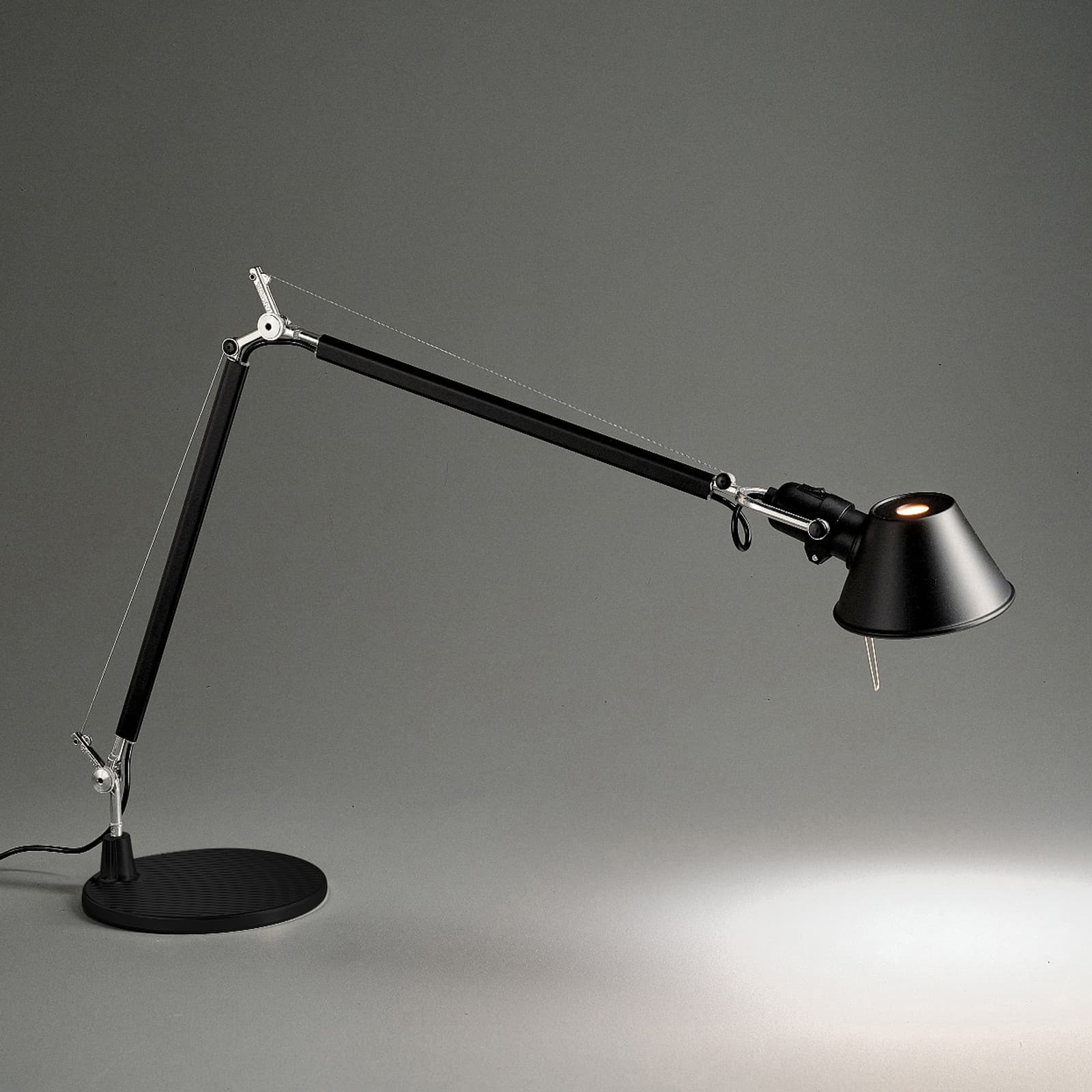 Tolomeo Pöytävalaisin E27 Musta w/Musta Jalka Artemide - Työhuone / toimisto - Design - Metalli - Yksilamppuinen – Artemide