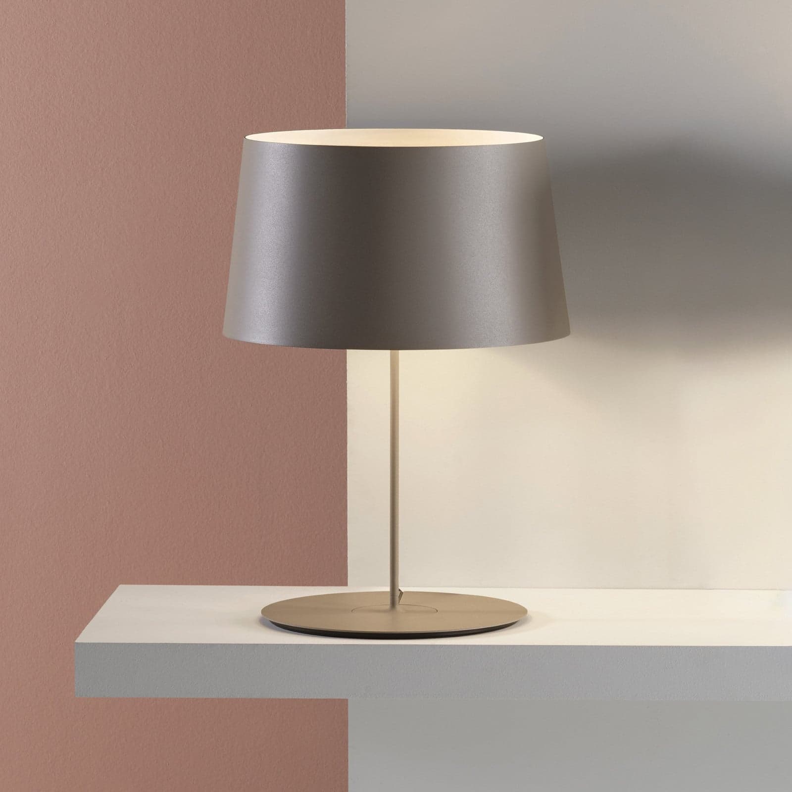 Warm 4901 pöytävalaisin, ruskea, Ø 42 cm Vibia - Olohuone - Moderni - Metalli - Varjostimella – Vibia