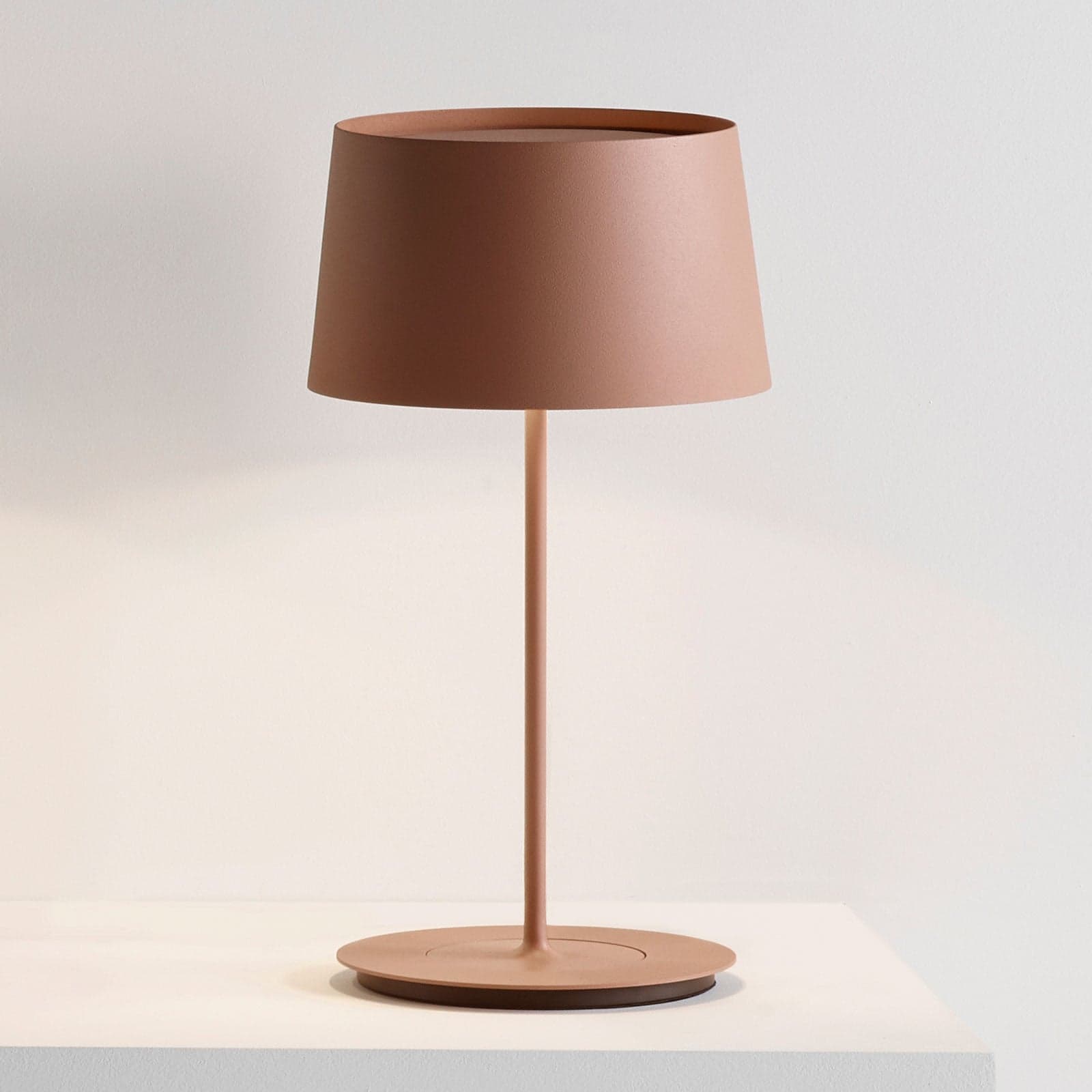 Warm 4896 pöytävalaisin, Ø 22 cm, ruskea Vibia - Olohuone - Moderni - Metalli - Varjostimella – Vibia
