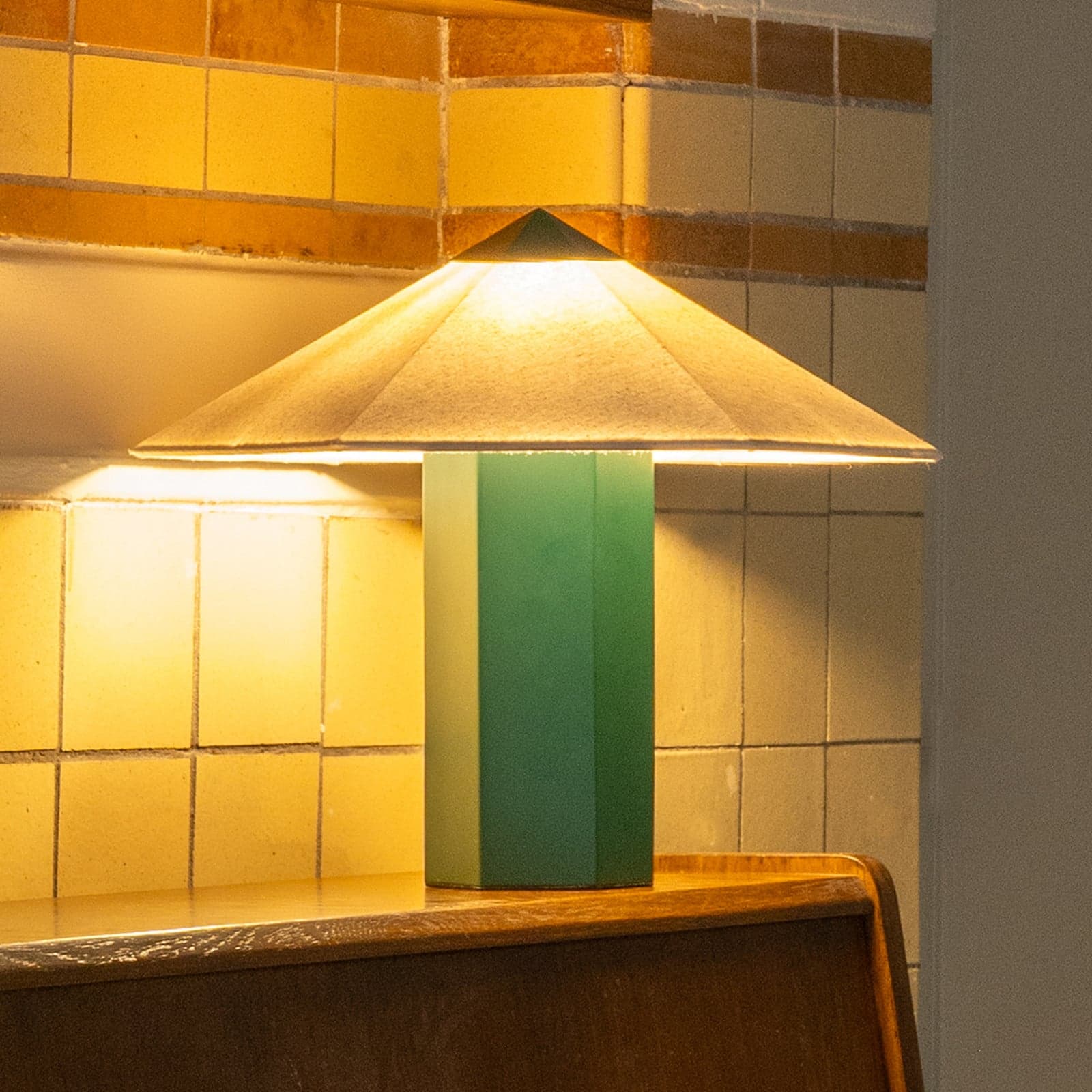 Phira-pöytälamppu, vihreä, metalli, korkeus 33,5 cm – &Klevering - Makuuhuone - Design – &klevering