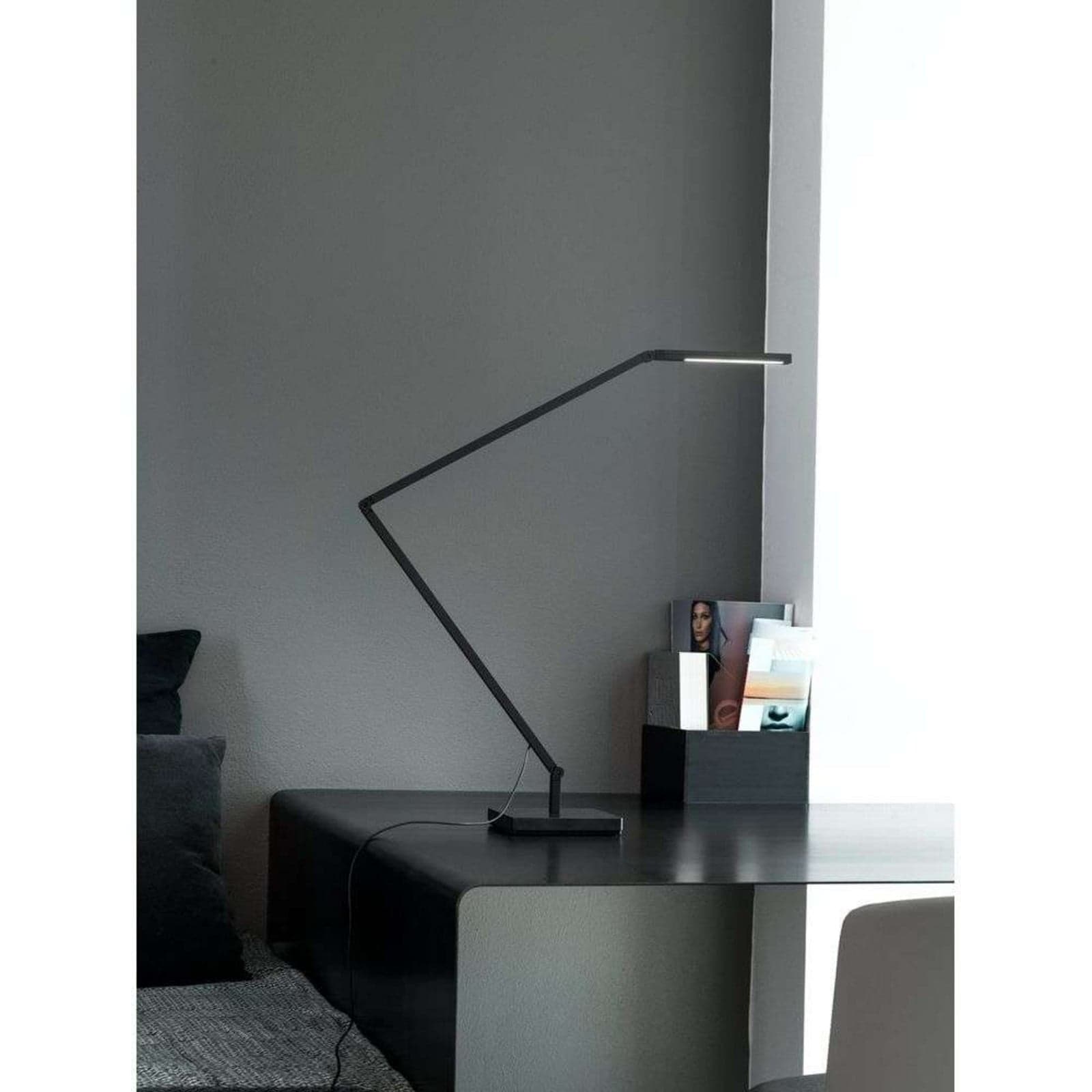 Untitled Linear Pöytävalaisin 3000K Black Nemo Lighting - Työhuone / toimisto - Alumiini – Nemo Lighting