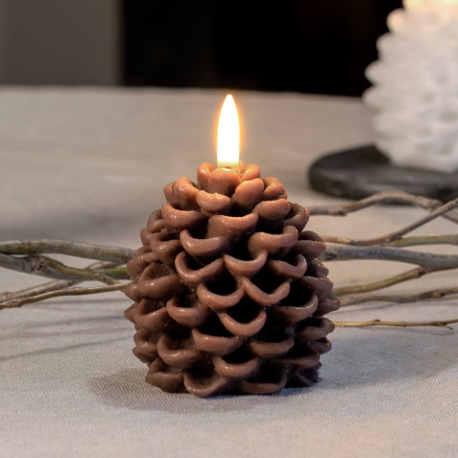 PINE CONE LED-kynttilä, ruskea, Ø 7 cm, vaha - Uyuni Lighting - Olohuone - Muu - Yksilamppuinen – Uyuni Lighting