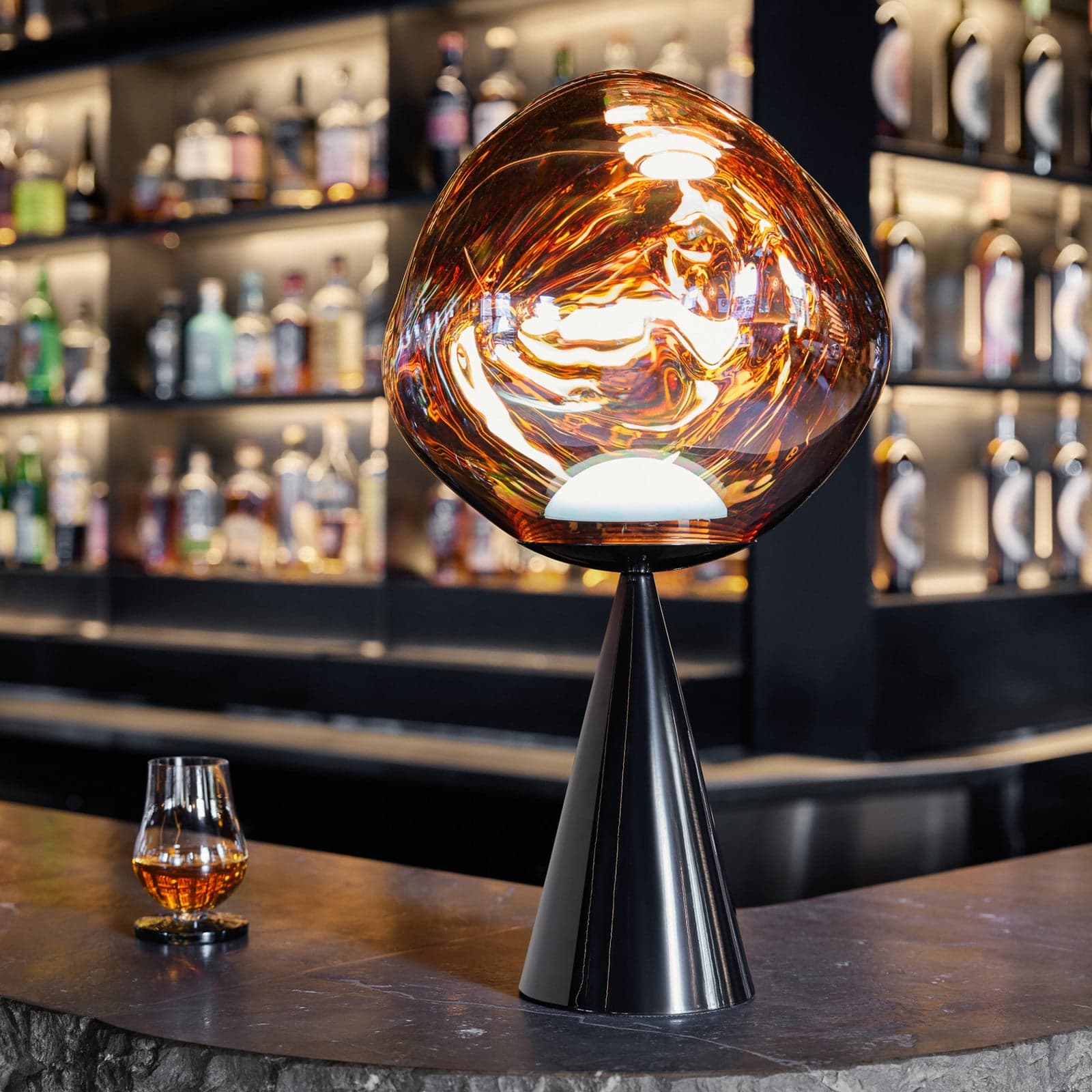 Melt Cone Fat pöytävalaisin kupari/musta Tom Dixon - Olohuone - Design - Metalli - Varjostimella – Tom Dixon