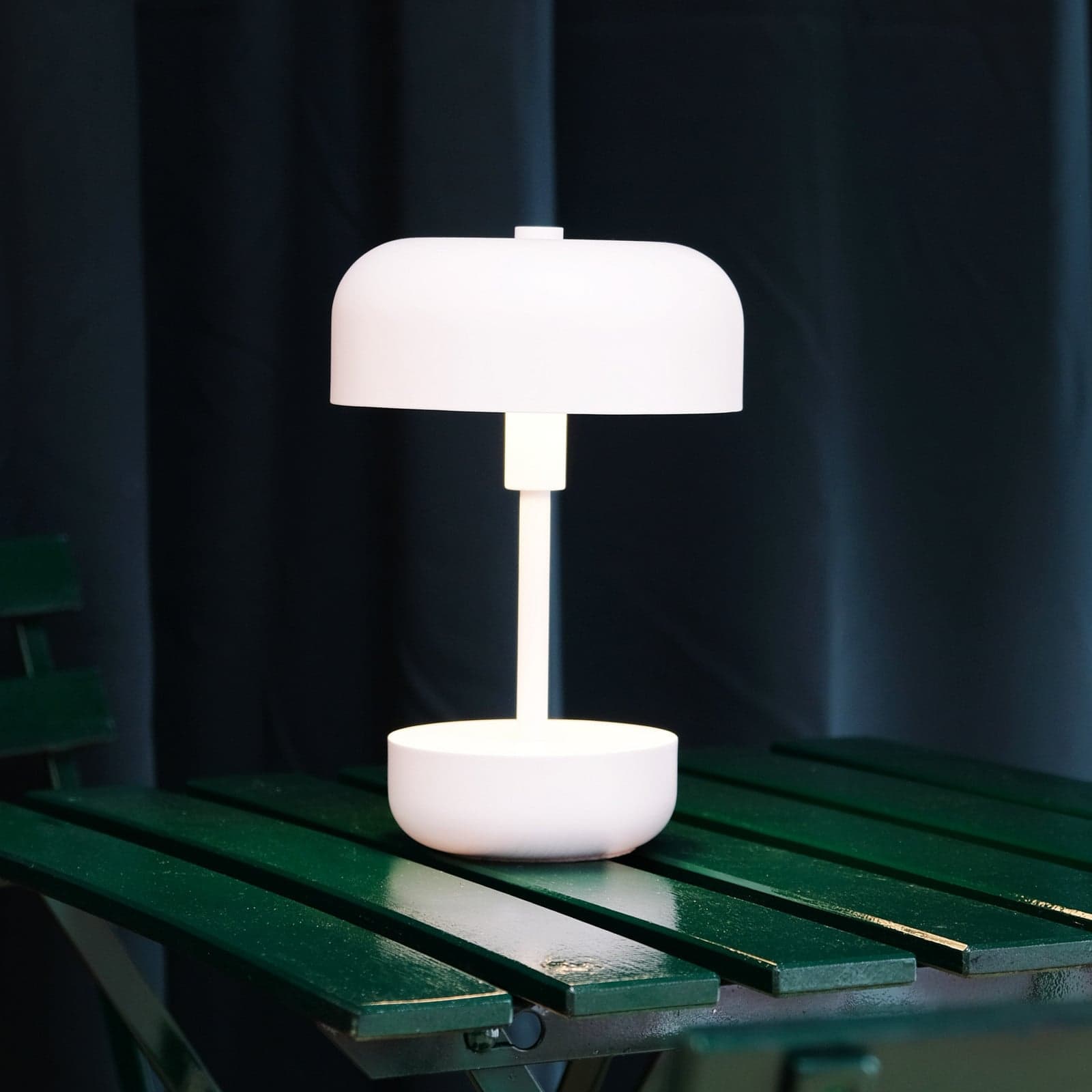 Haipot LED Portable Pöytävalaisin White Dyberg Larsen - Olohuone - Moderni - Metalli - Varjostimella – Dyberg Larsen