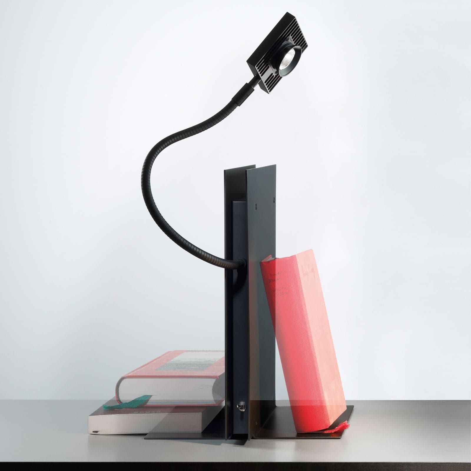 LED's Oskar Pöytävalaisin LED´s Oskar Ingo Maurer - Makuuhuone - Design - Metalli – Ingo Maurer