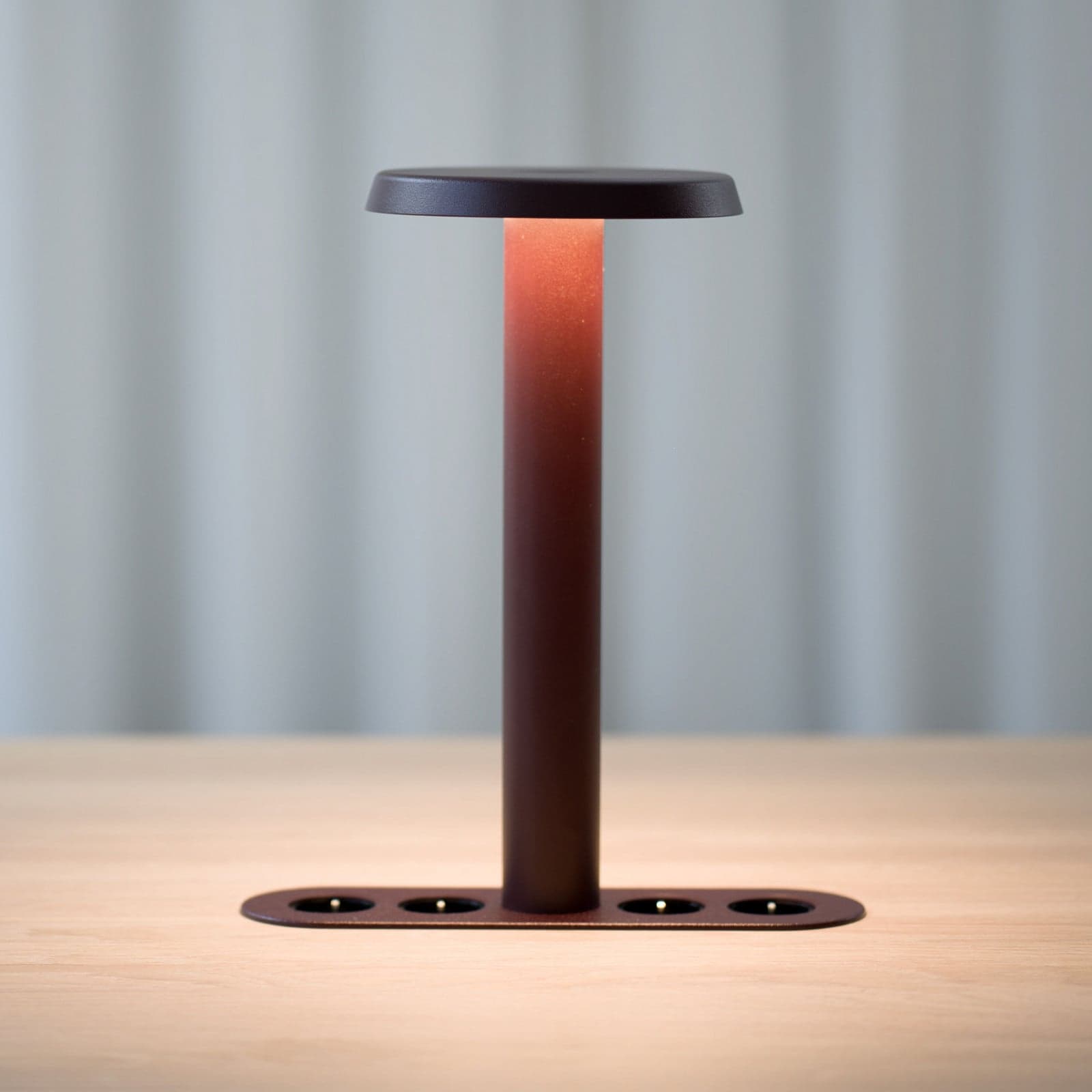 NOMAD LAMP 02 pöytälamppu, tummanpunainen, 32 cm – Forming Function NOMAD COLLECTION - Olohuone - Design - Alumiini - Yksilamppuinen – NOMAD COLLECTION
