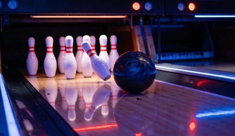 Tunnin keilaus tai hohtokeilaus 2-5 henkilölle | 10 € | Hämeenlinna - Tunnin keilaus tai hohtokeilaus 2-5 henkilölle yhdellä radalla