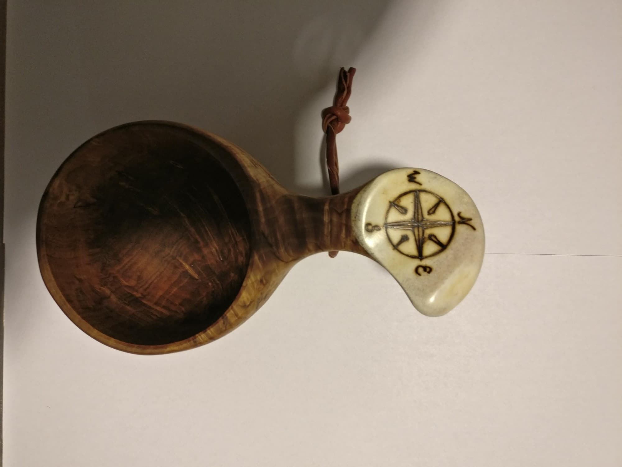 Pahkataide Kompassi-kuksa muki – Pahkataide