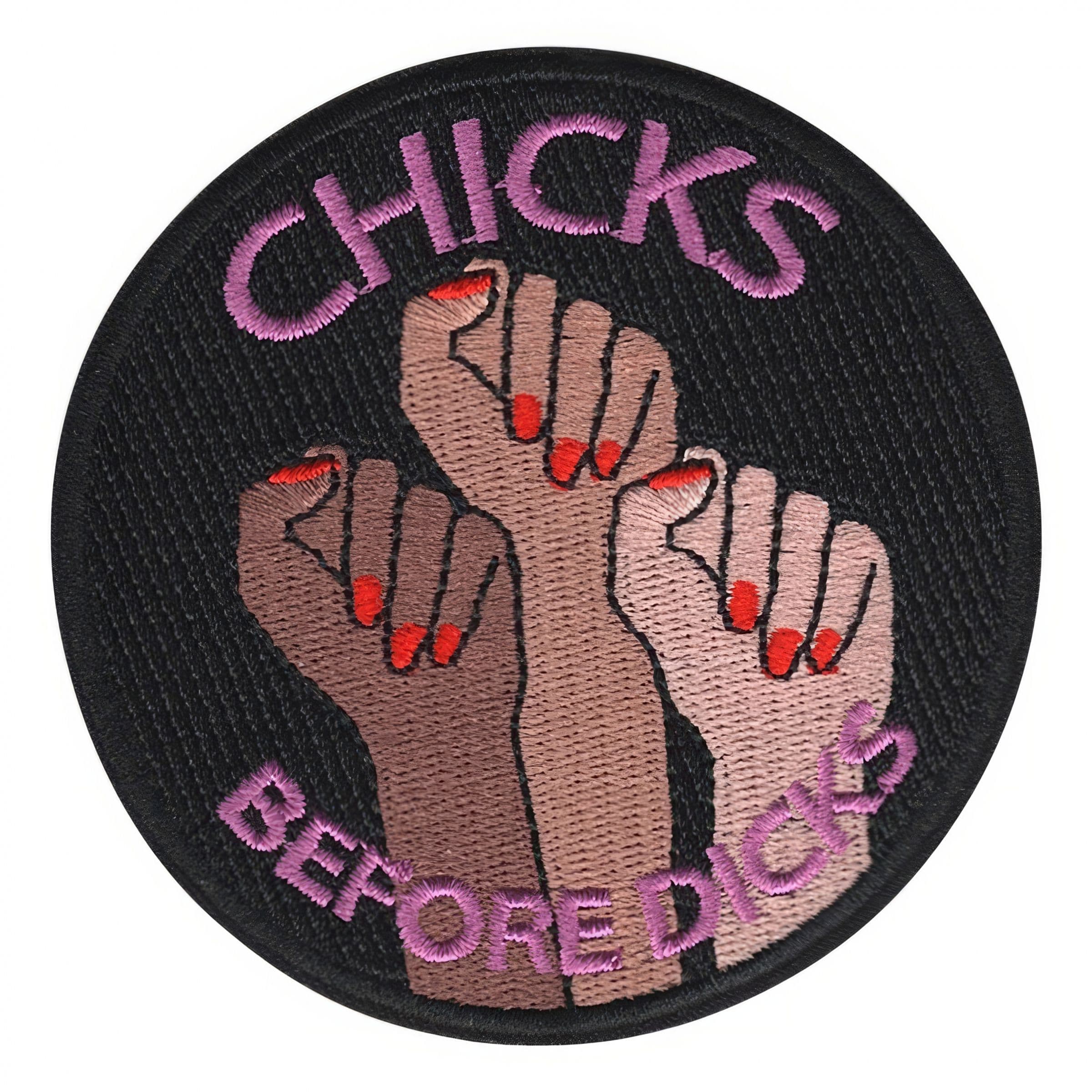 Kangasmerkki Chicks Before Dicks – Märkbar