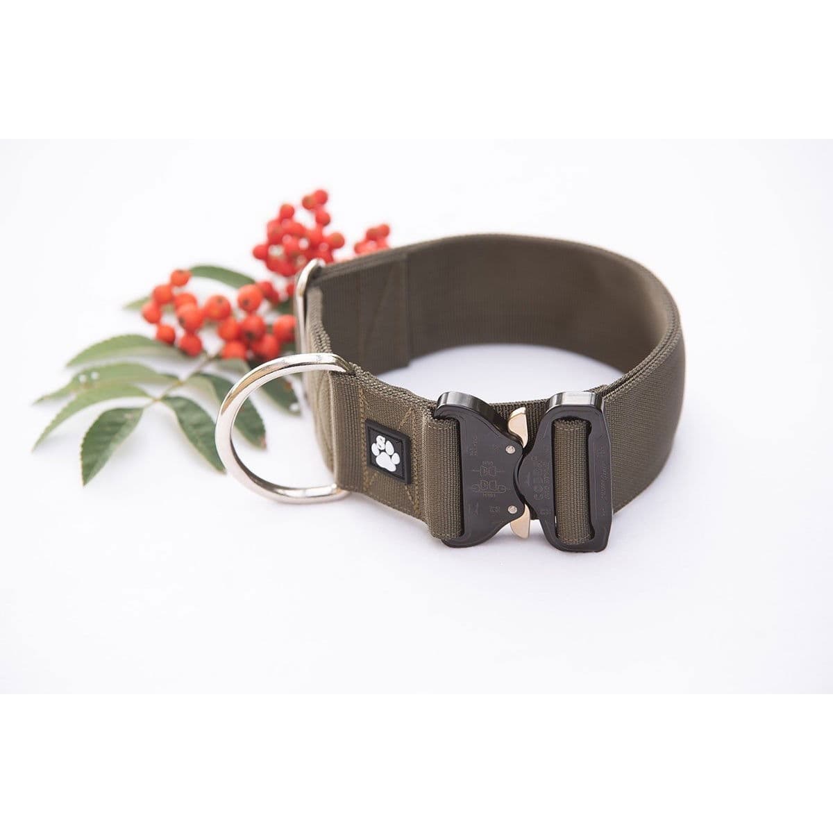 Salmiakkitassu Cobra-kaulapanta 50 mm, oliivi – Salmiakkitassu